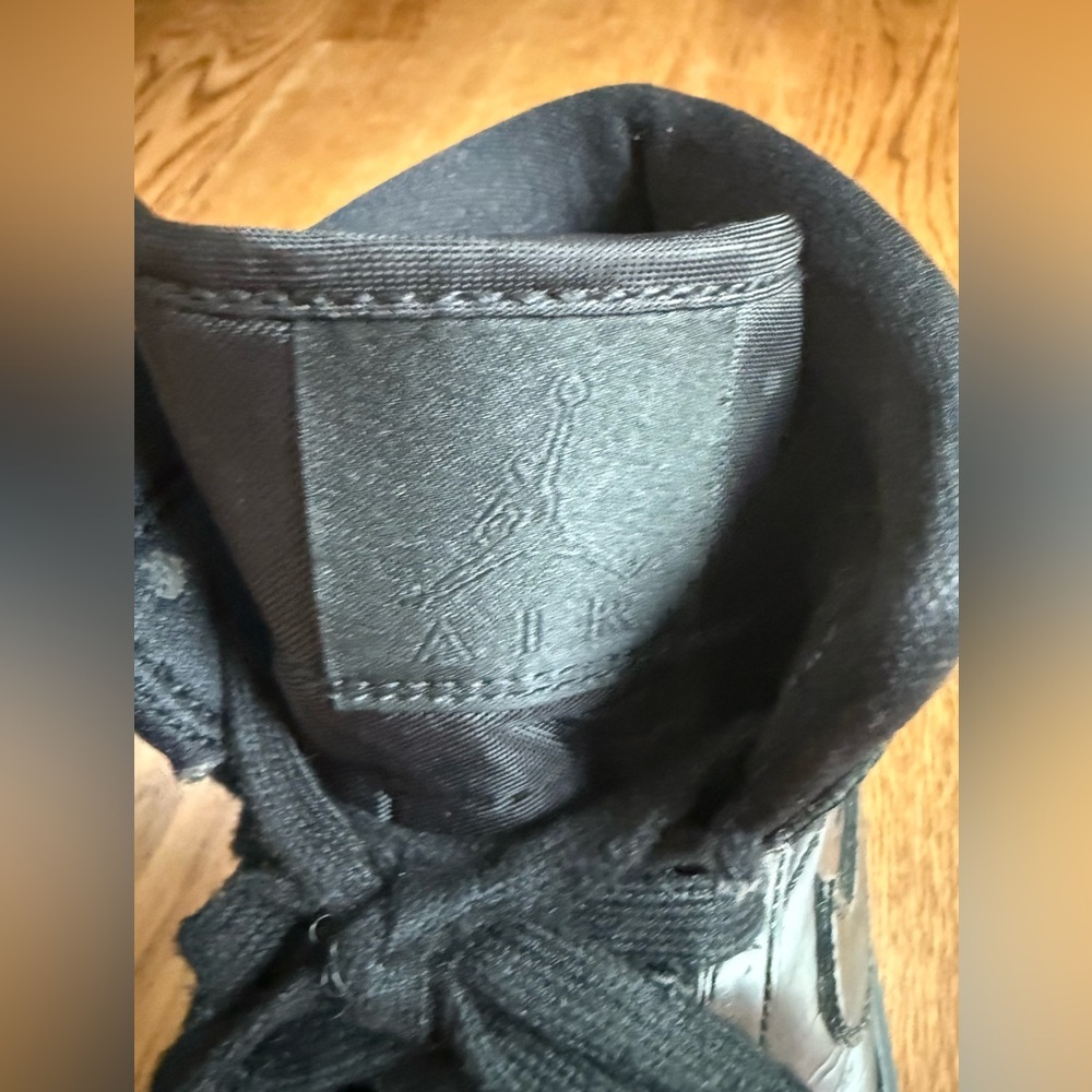 Nike. Air Jordan 1 Mid Patent SE 'Triple Black'. Size 8.5. - Picture 8 of 11